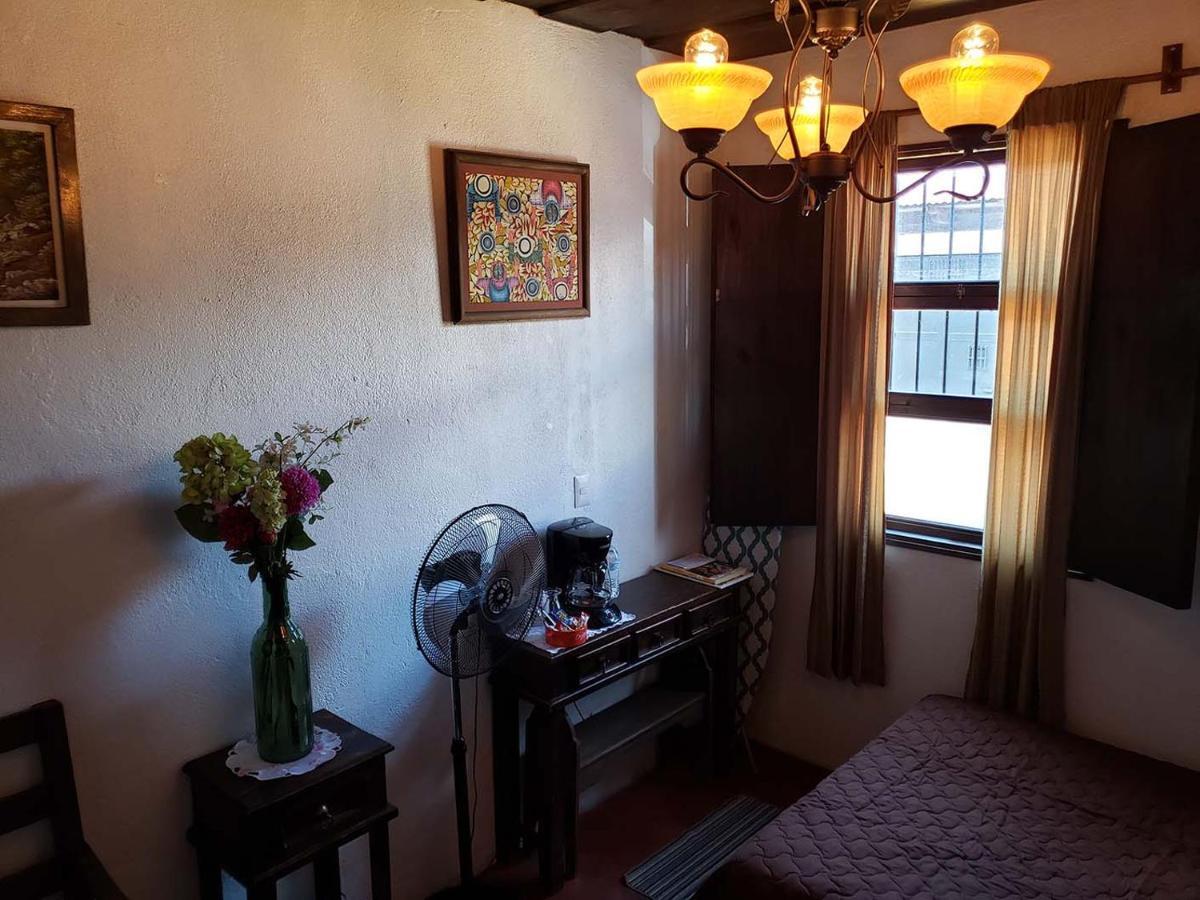 Parrot House Bed & Breakfast Antigua ภายนอก รูปภาพ