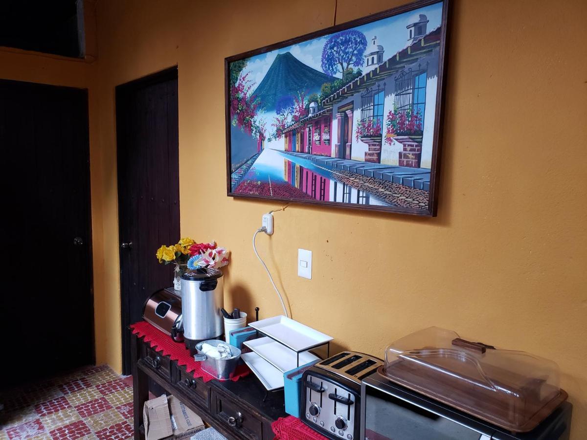 Parrot House Bed & Breakfast Antigua ภายนอก รูปภาพ