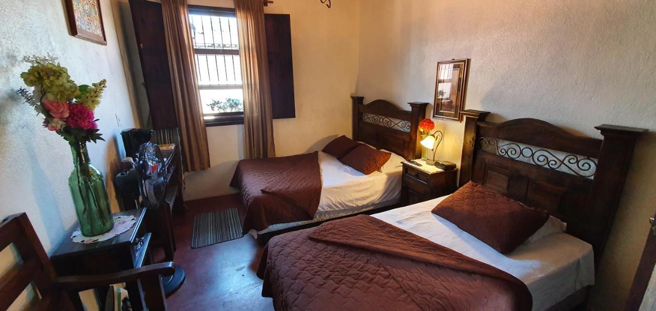 Parrot House Bed & Breakfast Antigua ภายนอก รูปภาพ