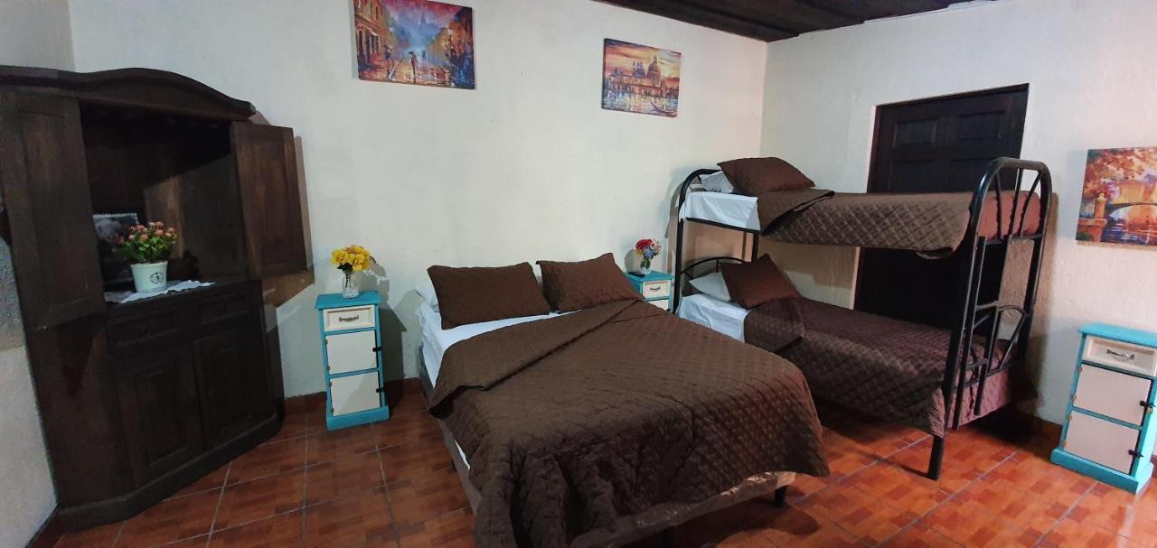 Parrot House Bed & Breakfast Antigua ภายนอก รูปภาพ